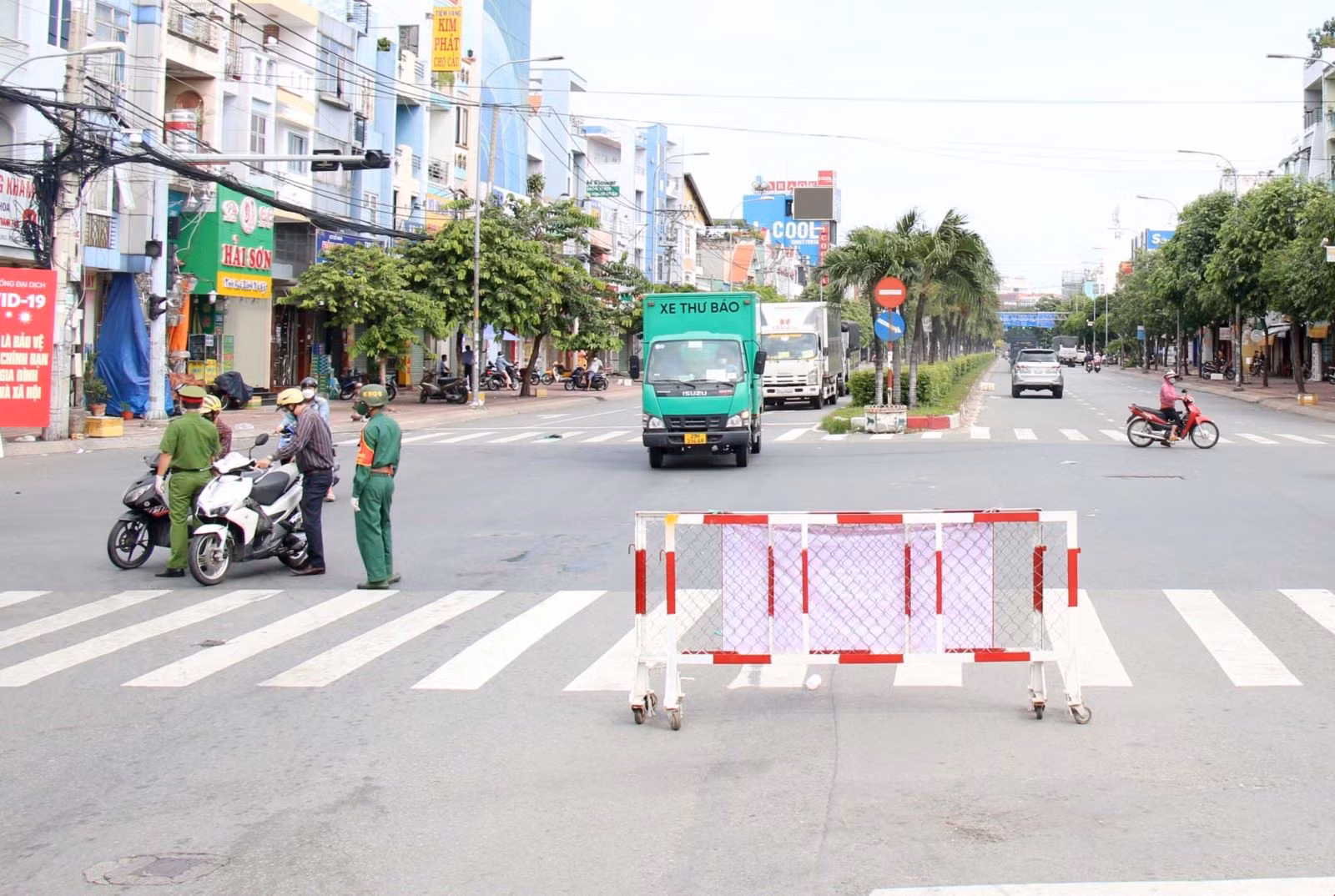 Chốt kiểm soát tại ngã tư Tô Ký - Nguyễn Văn Quá trên tuyến đường nối huyện Hóc Môn, Quận 12 với trung tâm TP Hồ Chí Minh.