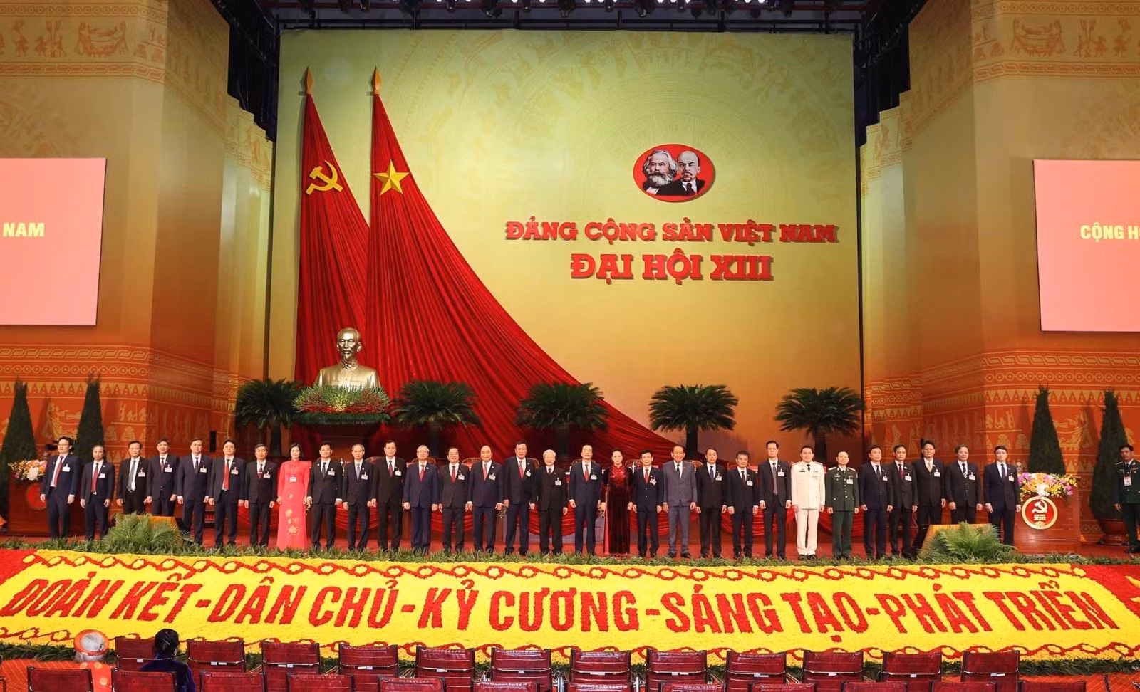 Các đồng chí lãnh đạo Đảng, Nhà nước chụp ảnh chung với Đoàn đại biểu Đảng bộ tỉnh Nam Định.