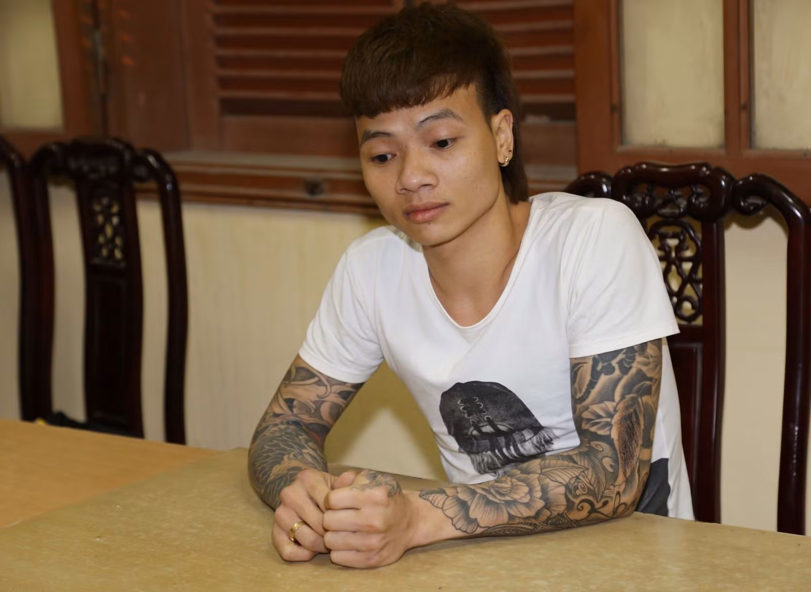 Ngô Bá Khá (tức Khá Bảnh) vào thời điểm bị bắt giữ để điều tra về tội tổ chức đánh bạc và đánh bạc trái phép, tháng 4/2019. Trước đó, Ngô Bá Khá nổi lên trên mạng xã hội với các video clip có nội dung bạo lực, trái với thuần phong mỹ tục, với gần 2 triệu lượt người theo dõi.