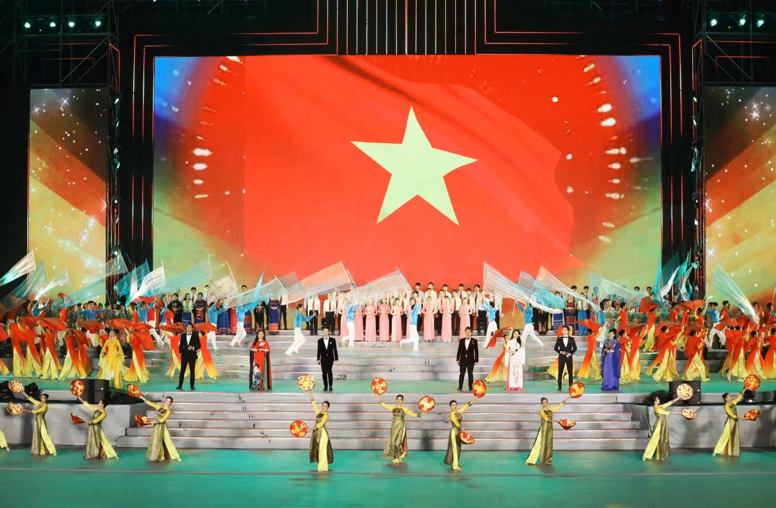 Chương trình nghệ thuật "Khát vọng - Tỏa sáng" chào mừng thành công Đại hội XIII của Đảng.