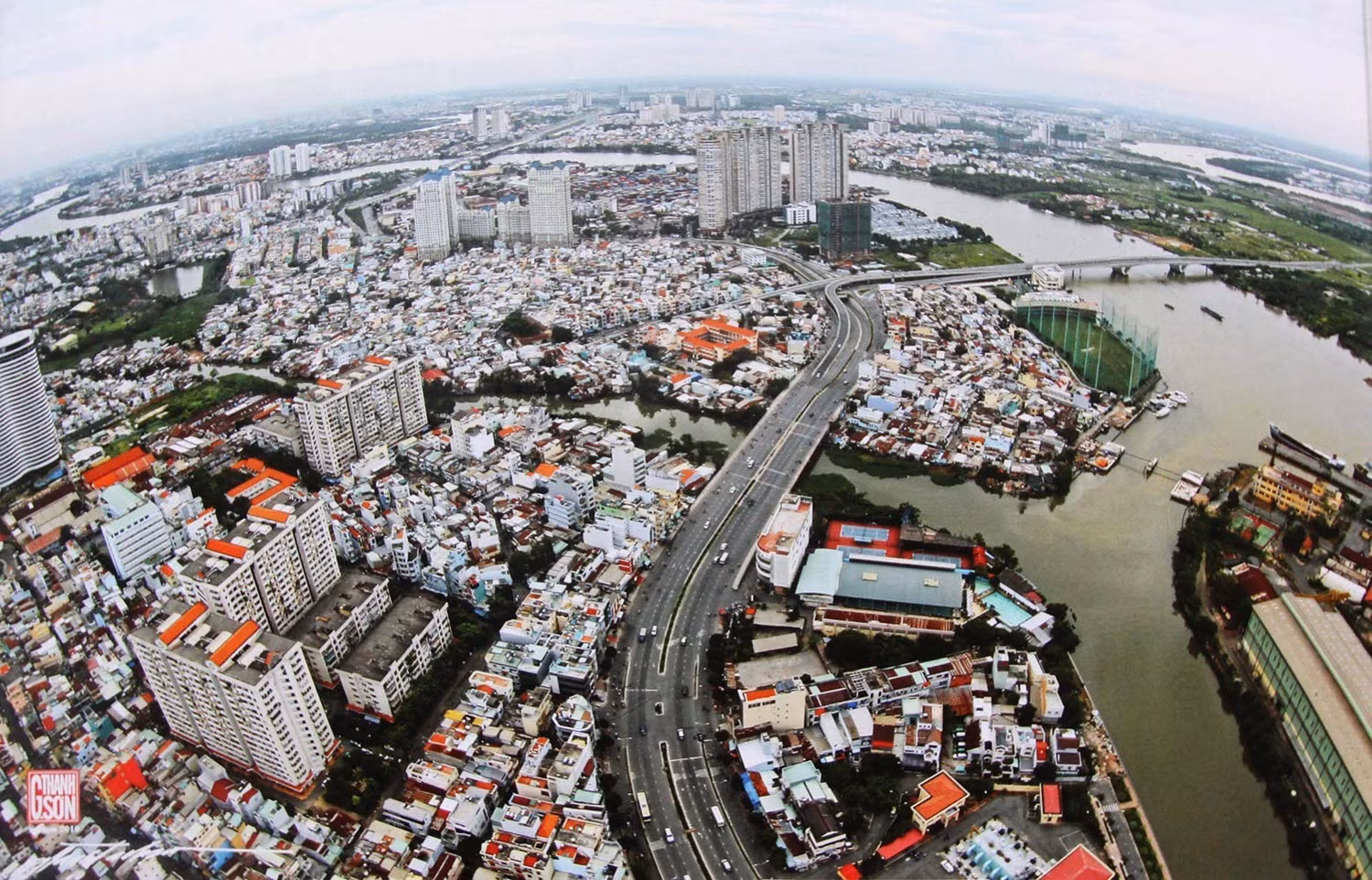 Thành phố Hồ Chí Minh giữ vai trò đầu tàu phát triển của Vùng kinh tế trọng điểm phía Nam.