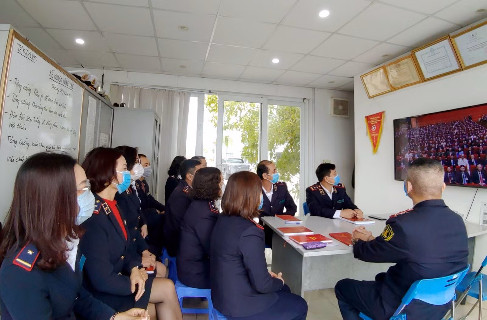 Chi bộ Cảng vụ Đường thủy nội địa (Sở Giao thông Vận tải Quảng Ninh) tổ chức cho đảng viên xem truyền hình trực tiếp tại cơ quan phiên khai mạc Đại hội đại biểu toàn quốc lần thứ XIII của Đảng.