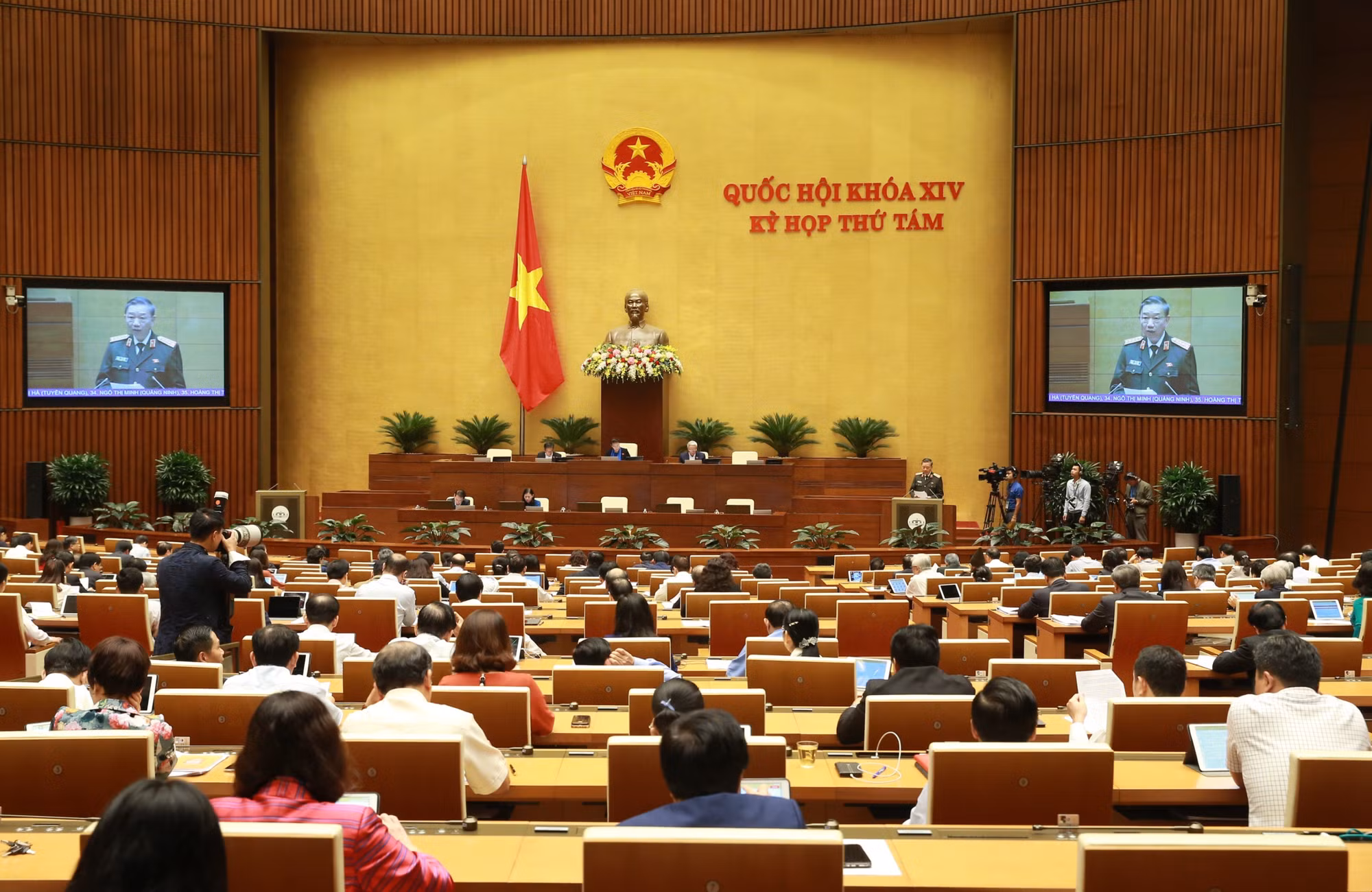 Bộ trưởng Bộ Công an Tô Lâm trình bày Báo cáo công tác phòng ngừa, chống tội phạm và vi phạm pháp luật năm 2019, tại Kỳ họp thứ Tám, Quốc hội khóa XIV.