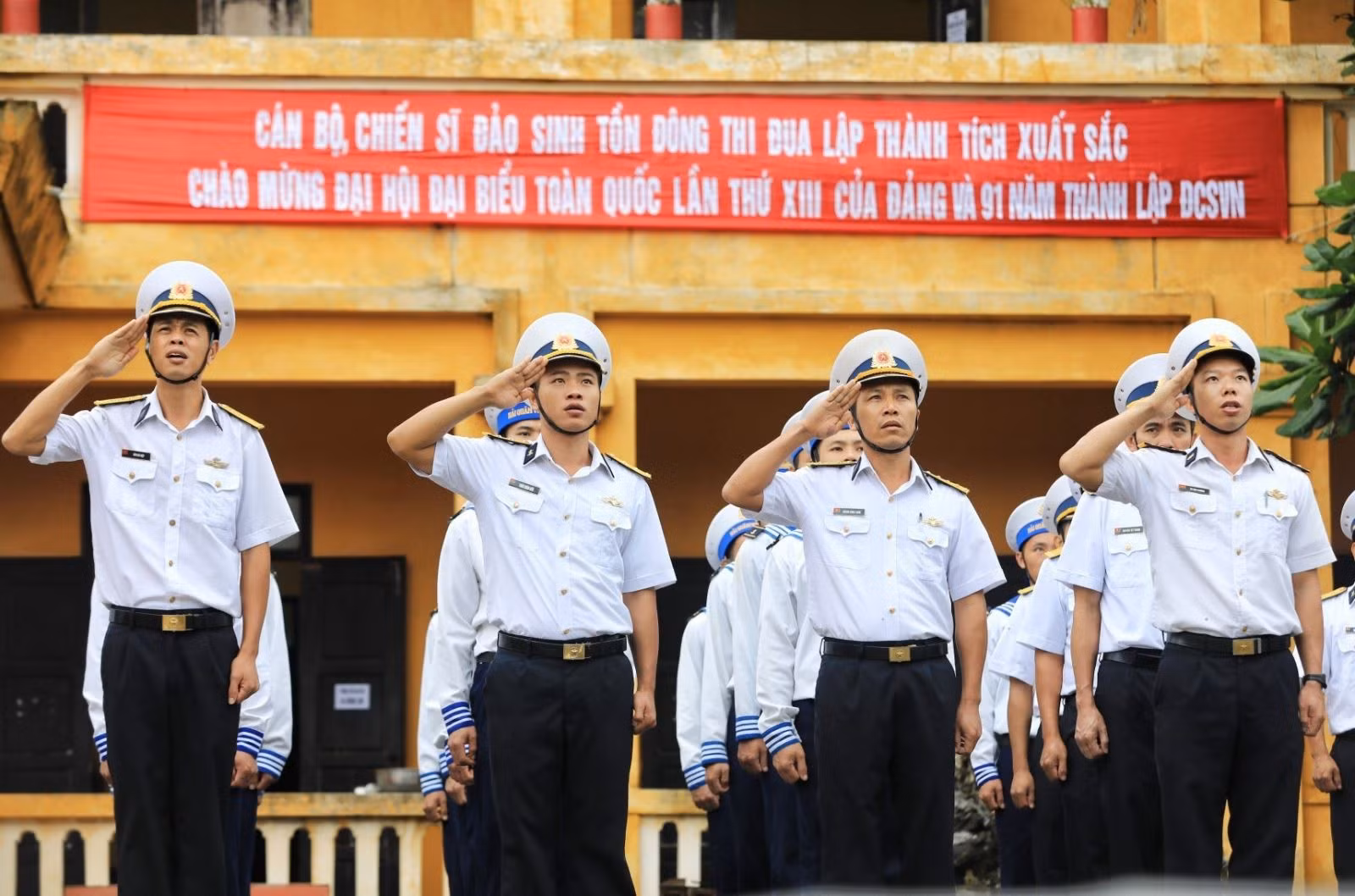 Cán bộ, chiến sĩ đảo Sinh Tồn Đông thuộc huyện đảo Trường Sa (tỉnh Khánh Hòa) thi đua lập thành tích chào mừng Đại hội XIII của Đảng.