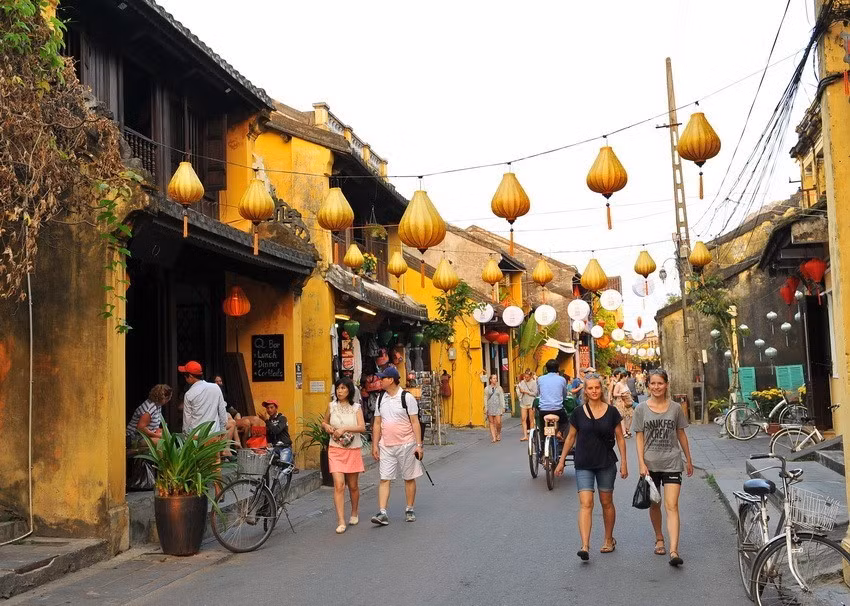 Khách du lịch trong và ngoài nước tham quan phố cổ Hội An.