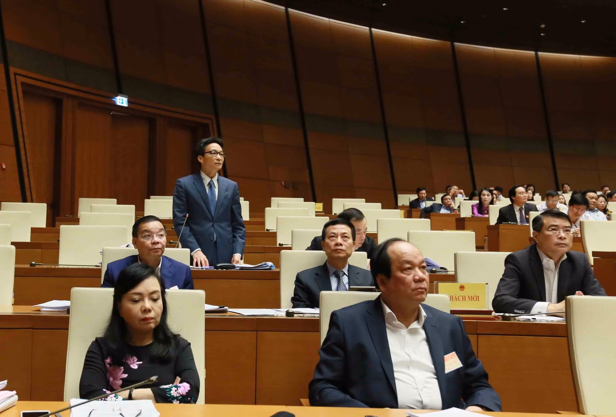Phó Thủ tướng Vũ Đức Đam trả lời chất vấn của các đại biểu Quốc hội tại Kỳ họp thứ 6.