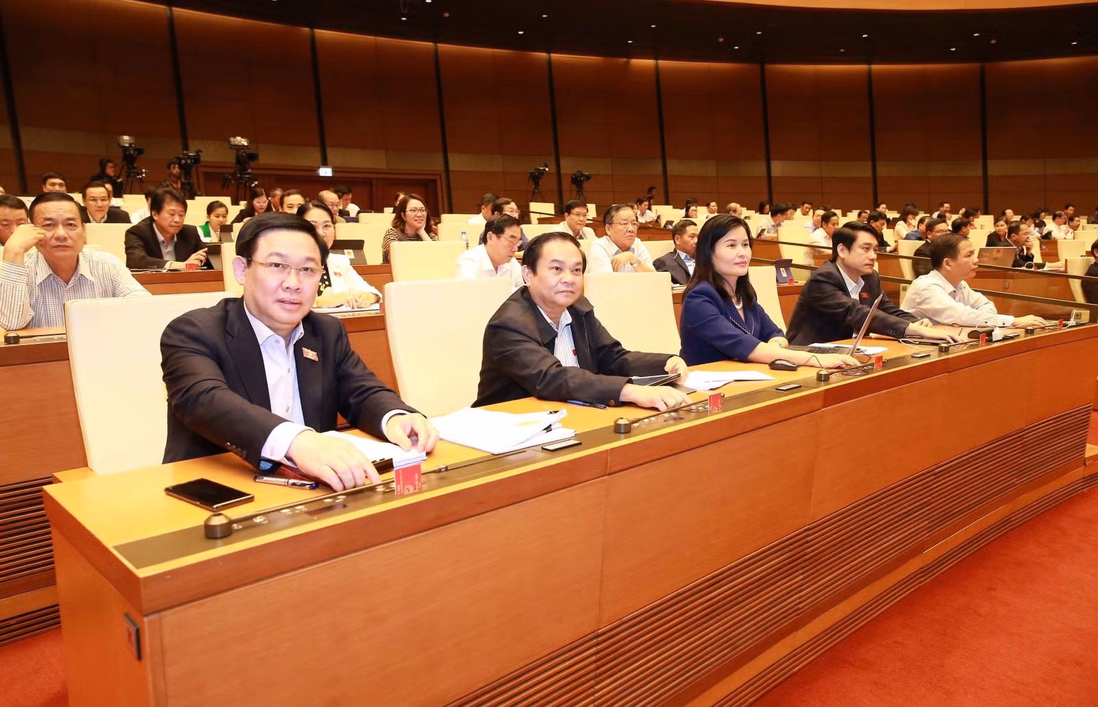 Chiều 26/11/2019, Quốc hội biểu quyết thông qua nhiều dự án luật và nghị quyết cấp thiết, trong đó có Nghị quyết về Báo cáo nghiên cứu khả thi Dự án đầu tư xây dựng Cảng hàng không quốc tế Long Thành giai đoạn 1.