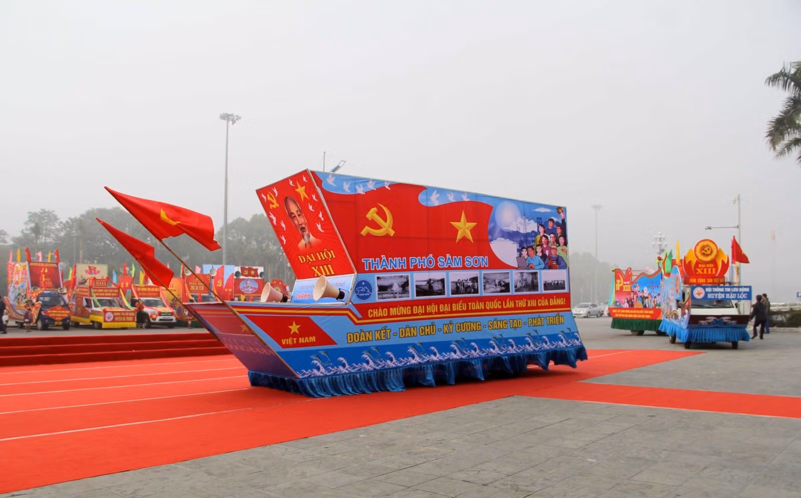 Xe tuyên truyền cổ động trên đường phố chính của thành phố Thanh Hóa (tỉnh Thanh Hóa) chào mừng Đại hội XIII của Đảng.