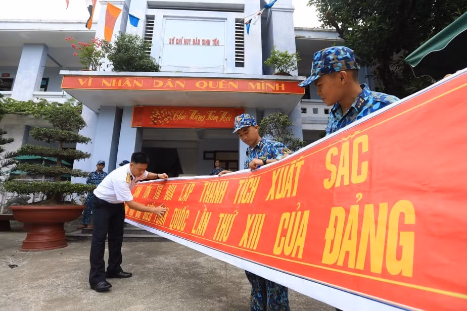 Quân, dân đảo Sinh Tồn thuộc huyện đảo Trường Sa (tỉnh Khánh Hòa) treo khẩu hiệu thi đua chào mừng Đại hội Đảng lần thứ XIII.