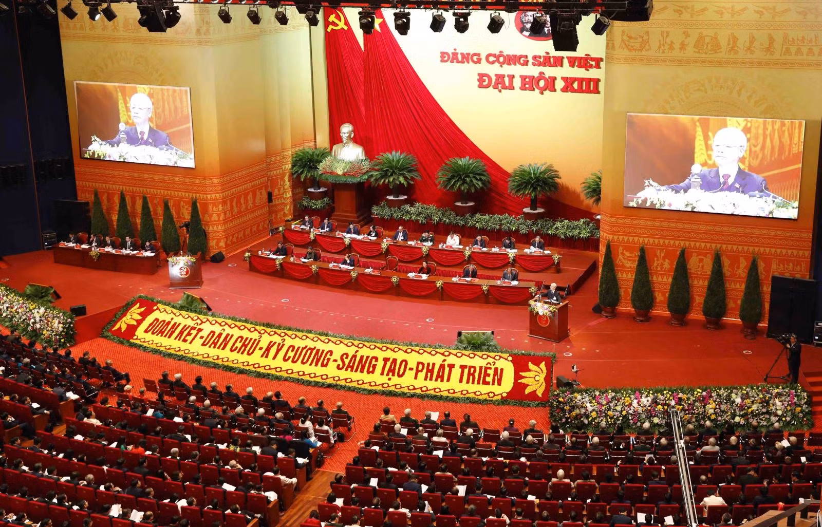 Đại hội nghe đồng chí Nguyễn Phú Trọng, Tổng Bí thư Ban Chấp hành Trung ương Đảng, Chủ tịch nước CHXHCN Việt Nam đọc Báo cáo chính trị của Ban Chấp hành Trung ương Đảng khóa XII về các văn kiện trình Đại hội XIII của Đảng.