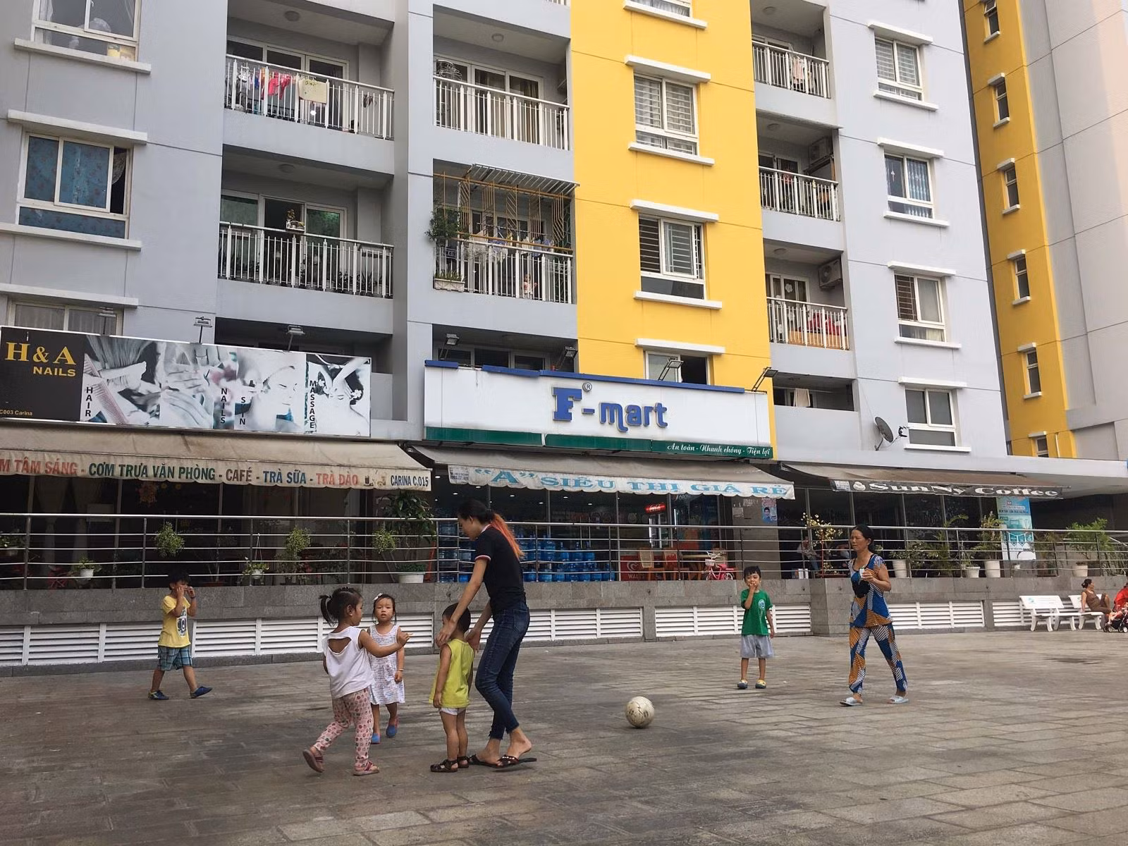Trẻ em ở chung cư Carina (Quận 8, Thành phố Hồ Chí Minh) vui chơi trong những ngày cuối tháng 3/2019.