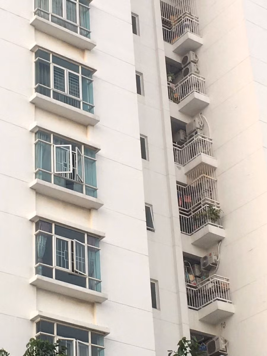 Người dân rào thêm khung sắt khu vực ban công tại căn hộ chung cư tại New Saigon - Hoàng Anh Gia Lai 3, huyện Nhà Bè, TP Hồ Chí Minh.