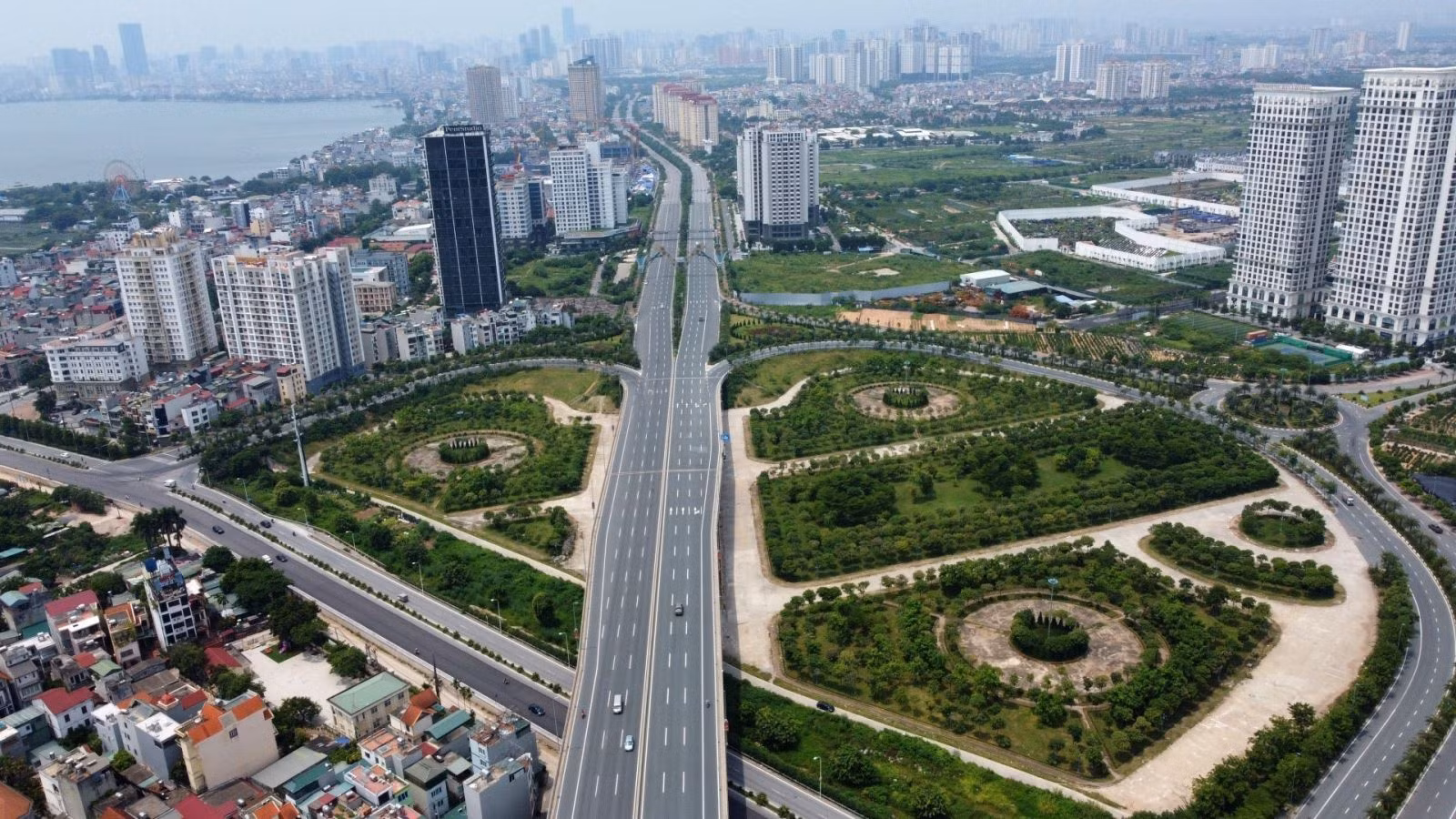 Đường phố Hà Nội "tĩnh lặng" trong những ngày thực hiện giãn cách xã hội.