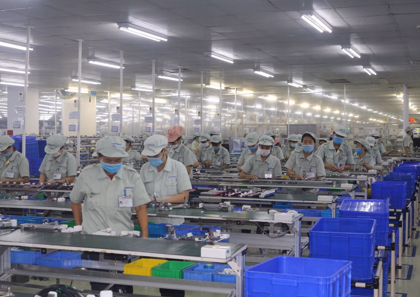 Công nhân tại Công ty TNHH YOKOWO Việt Nam (Hà Nam) thường xuyên đeo khẩu trang để phòng, chống dịch COVID-19.