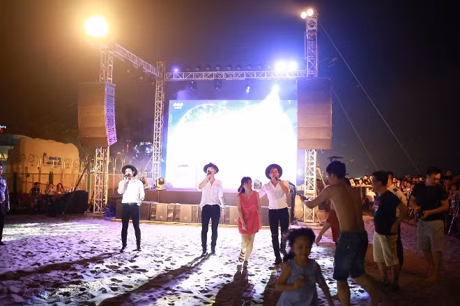  Khán giả Sầm Sơn cuồng nhiệt trong đêm nhạc EDM bãi biển ảnh 8