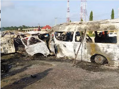 Nigeria: Hai xe buýt đối đầu, bốc cháy, ít nhất 26 người thiệt mạng ảnh 1