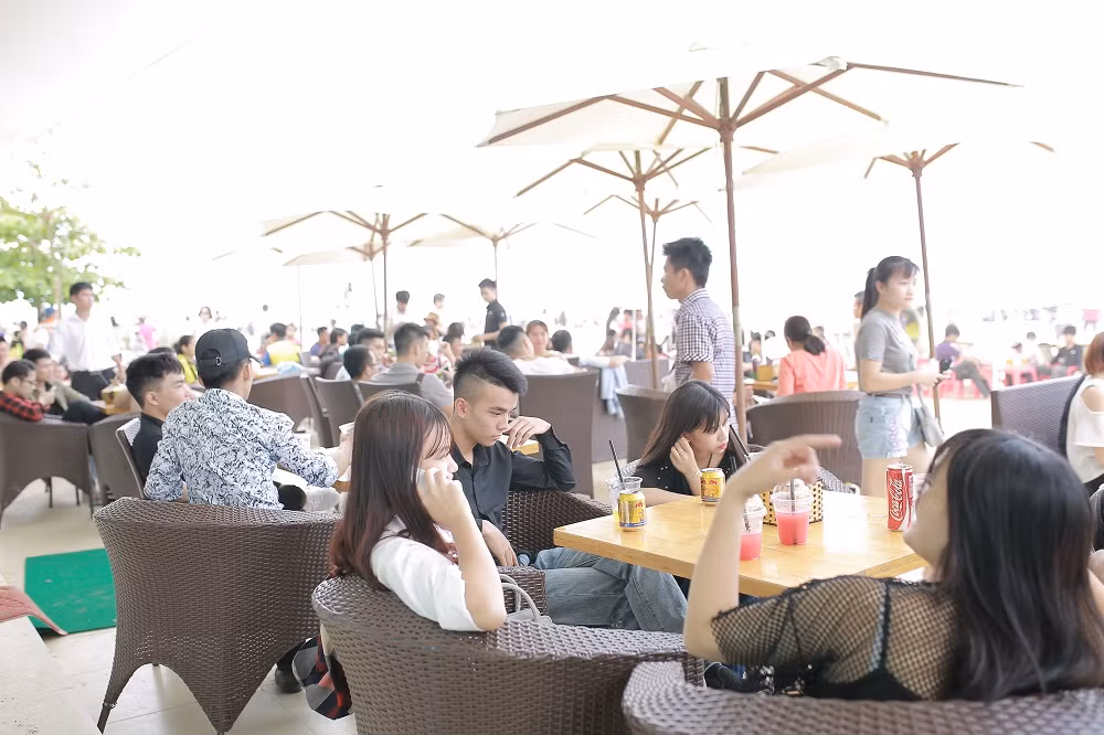 ‘Biển người’ nêm chặt biển Sầm Sơn dịp nghỉ lễ 30/4 – 1/5 ảnh 6