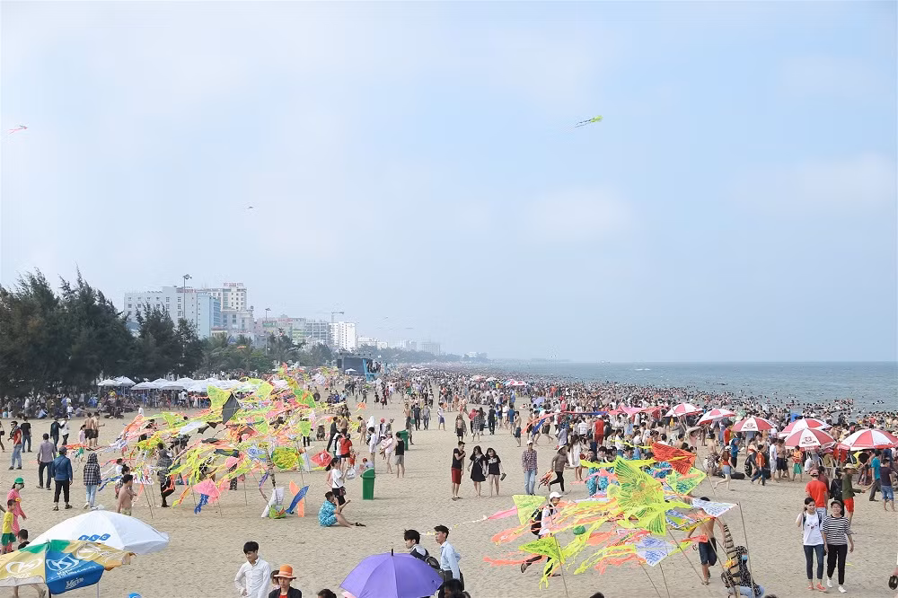 ‘Biển người’ nêm chặt biển Sầm Sơn dịp nghỉ lễ 30/4 – 1/5 ảnh 5