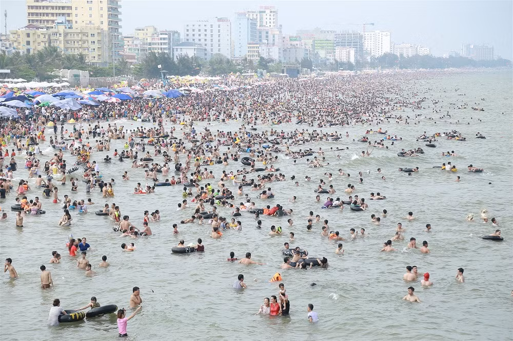 ‘Biển người’ nêm chặt biển Sầm Sơn dịp nghỉ lễ 30/4 – 1/5 ảnh 1