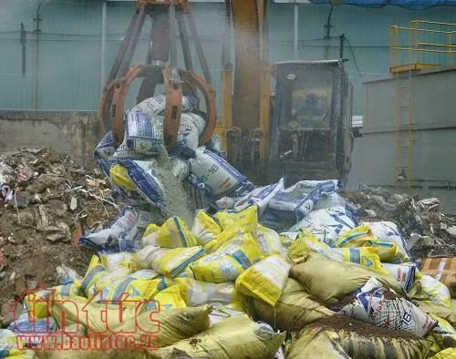 Phát hiện, tiêu hủy hàng chục tấn phân bón kém chất lượng ảnh 1