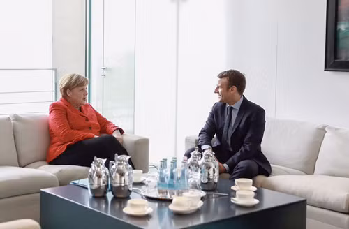EU nhẹ nhõm, chúc mừng chiến thắng của ông Macron ảnh 1
