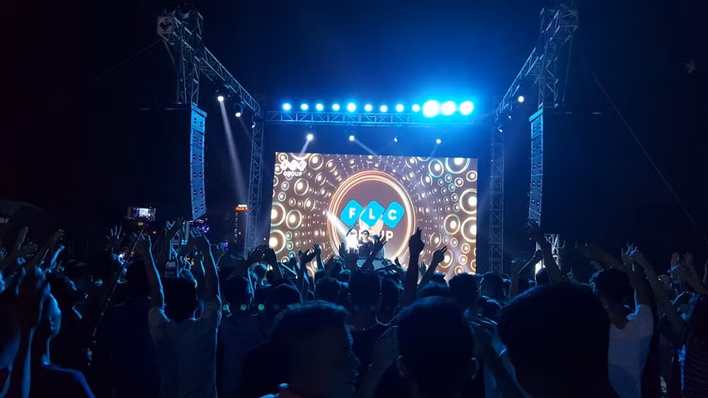  Khán giả Sầm Sơn cuồng nhiệt trong đêm nhạc EDM bãi biển ảnh 16