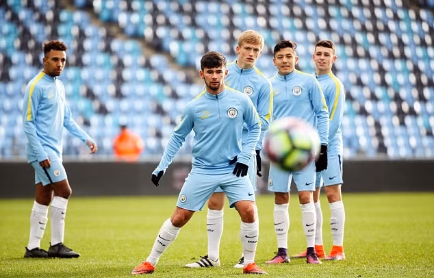 Manchester City bị cấm ký hợp đồng với các cầu thủ của học viện bóng đá ảnh 1