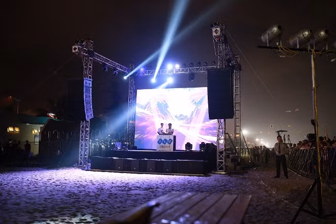  Khán giả Sầm Sơn cuồng nhiệt trong đêm nhạc EDM bãi biển ảnh 4