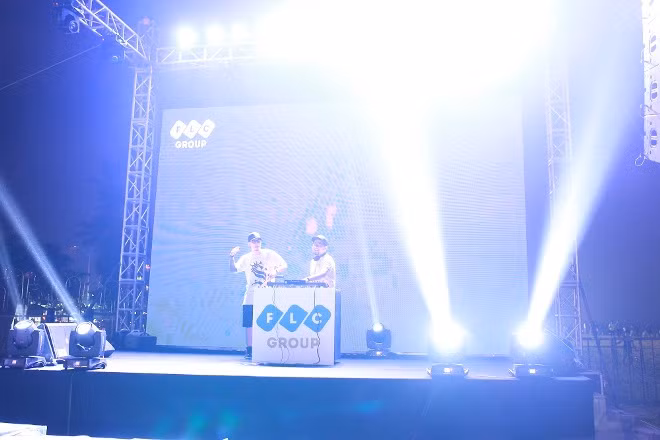  Khán giả Sầm Sơn cuồng nhiệt trong đêm nhạc EDM bãi biển ảnh 5