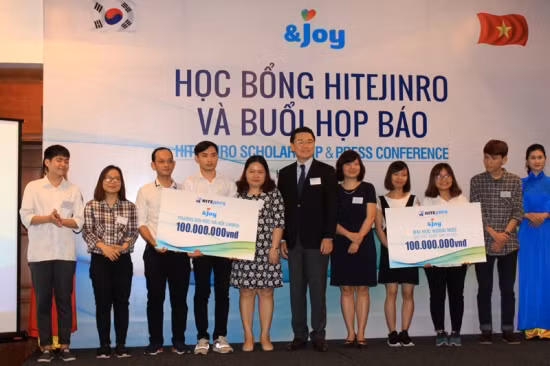 200 triệu đồng học bổng cho sinh viên xuất sắc ảnh 1