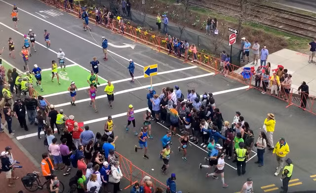 Thú vị đường đua Boston Marathon với cách tránh người qua đường ảnh 1