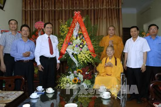 Lãnh đạo Mặt trận Tổ quốc Việt Nam chúc mừng Phó Pháp chủ Giáo hội Phật giáo Việt Nam nhân đại lễ Phật đản ảnh 1