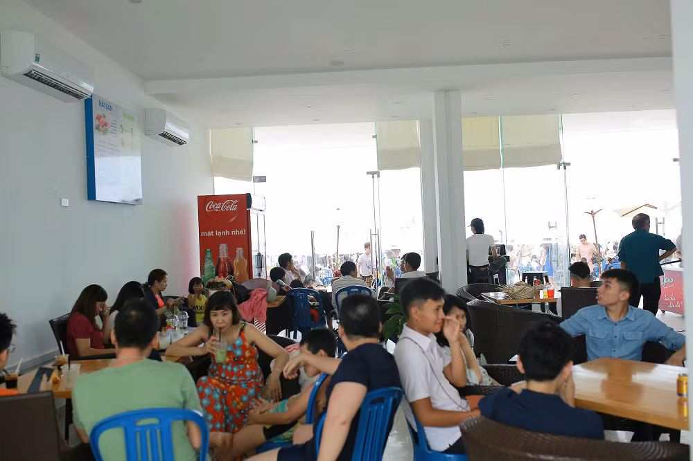 ‘Biển người’ nêm chặt biển Sầm Sơn dịp nghỉ lễ 30/4 – 1/5 ảnh 7