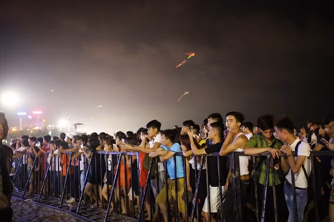  Khán giả Sầm Sơn cuồng nhiệt trong đêm nhạc EDM bãi biển ảnh 15