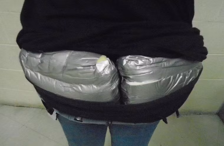 Phát hiện người phụ nữ 'độn mông' bằng 1,3 kg heroin ảnh 1