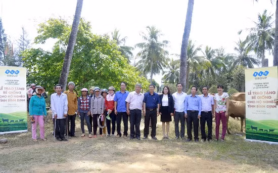 Tập đoàn FLC trao bê giống cho 6 huyện Bình Định ảnh 3