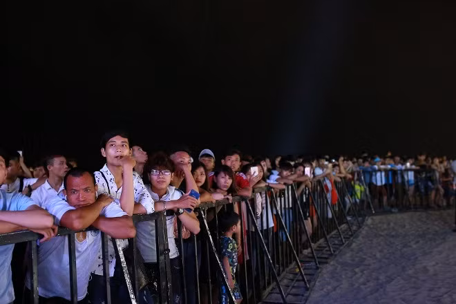 Khán giả Sầm Sơn cuồng nhiệt trong đêm nhạc EDM bãi biển ảnh 10