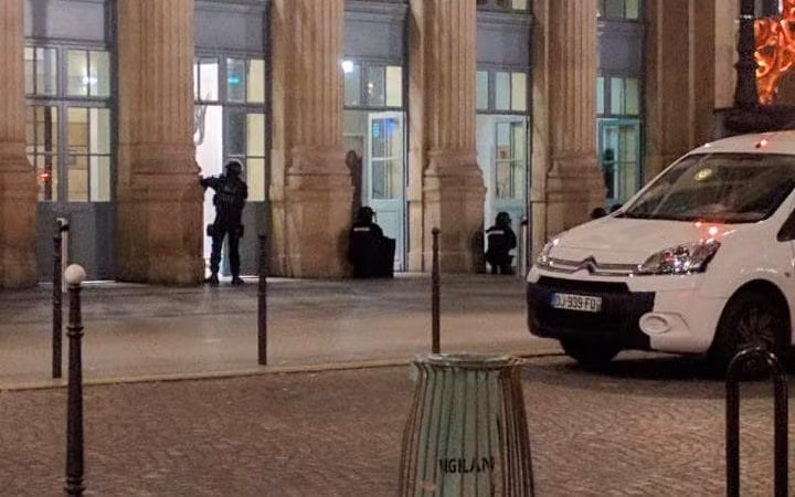 Ga tàu ở Paris mở cửa lại sau cảnh báo an ninh ảnh 1