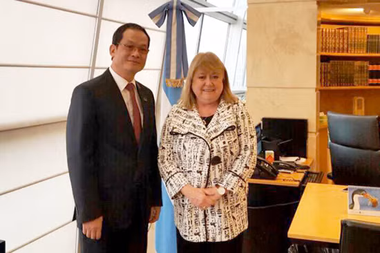 Argentina trao tặng Huân chương cho Đại sứ Việt Nam ảnh 1