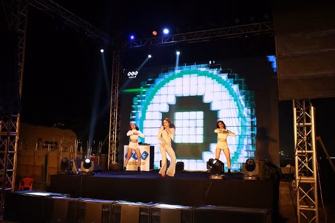  Khán giả Sầm Sơn cuồng nhiệt trong đêm nhạc EDM bãi biển ảnh 11