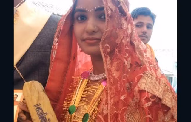Lo ngại các ông chồng vũ phu, chính khách Ấn Độ tặng gậy gỗ tự vệ cho 700 tân nương ảnh 2
