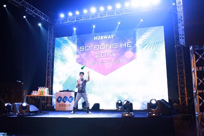  Khán giả Sầm Sơn cuồng nhiệt trong đêm nhạc EDM bãi biển ảnh 13