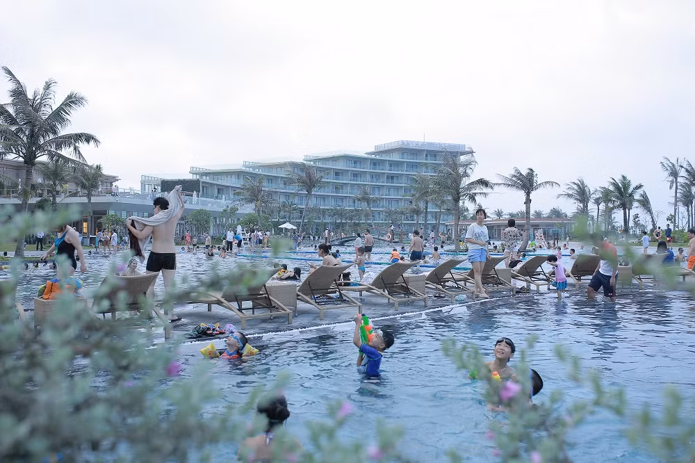 ‘Biển người’ nêm chặt biển Sầm Sơn dịp nghỉ lễ 30/4 – 1/5 ảnh 4