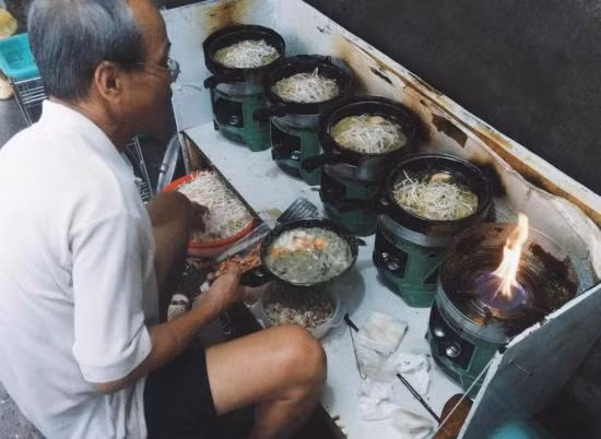 Ảo thuật gia Sáu Phước mở quán bánh xèo ảnh 2 Ảo thuật gia Sáu Phước mở quán bánh xèo ảnh 2