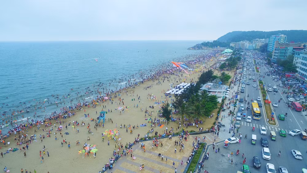 ‘Biển người’ nêm chặt biển Sầm Sơn dịp nghỉ lễ 30/4 – 1/5 ảnh 9