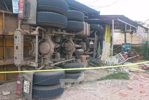 Xe container chở alumin lật nghiêng, đè sập 3 căn nhà ảnh 2