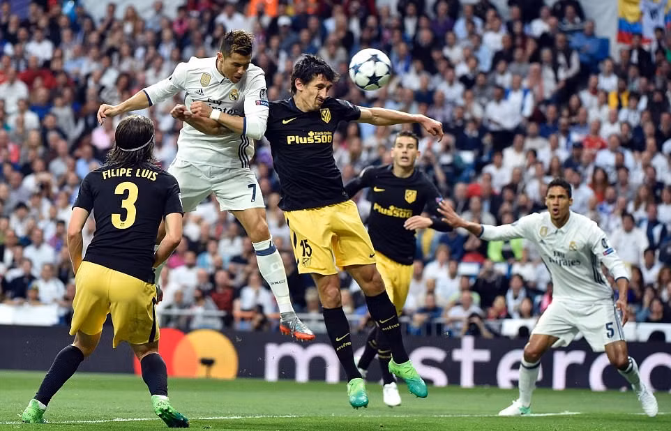 Ronaldo lập hat-trick, Real nhấn chìm Atletico ảnh 1