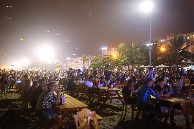  Khán giả Sầm Sơn cuồng nhiệt trong đêm nhạc EDM bãi biển ảnh 3