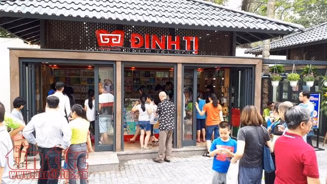 Khai trương 'Phố sách Hà Nội', nườm nượp người thăm quan, mua sách ảnh 10