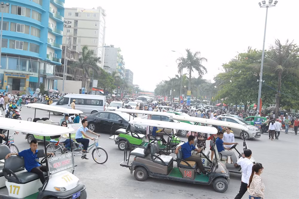‘Biển người’ nêm chặt biển Sầm Sơn dịp nghỉ lễ 30/4 – 1/5 ảnh 3